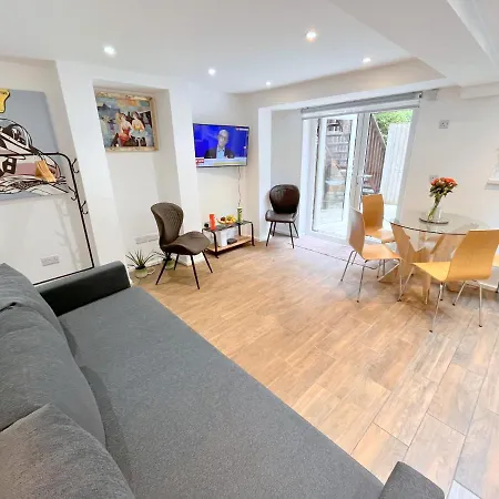 Two Bedroom Flat With Private Patio In Battersea London Exterior photo
