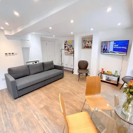 Two Bedroom Flat With Private Patio In Battersea London Exterior photo